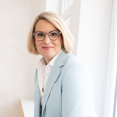 Eva Weber sitzend an einem Fenster